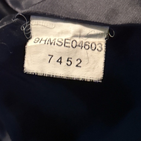 Halston Vintage Navy‎ Bue blazer is preowned in excellent condition. Size 8. - Picture 8 of 9